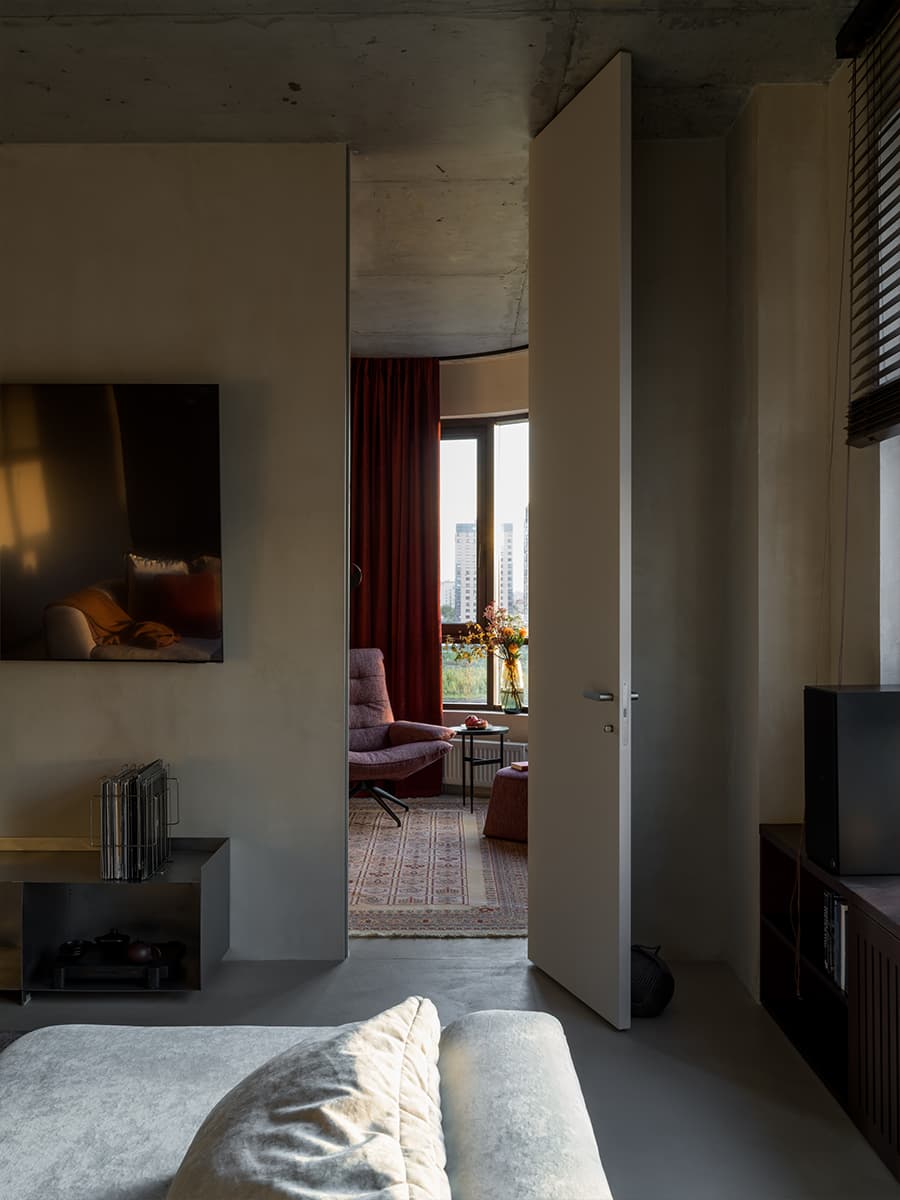 Богатый деталями и декором интерьер с необычной штукатуркой — проект студии Amirova Design