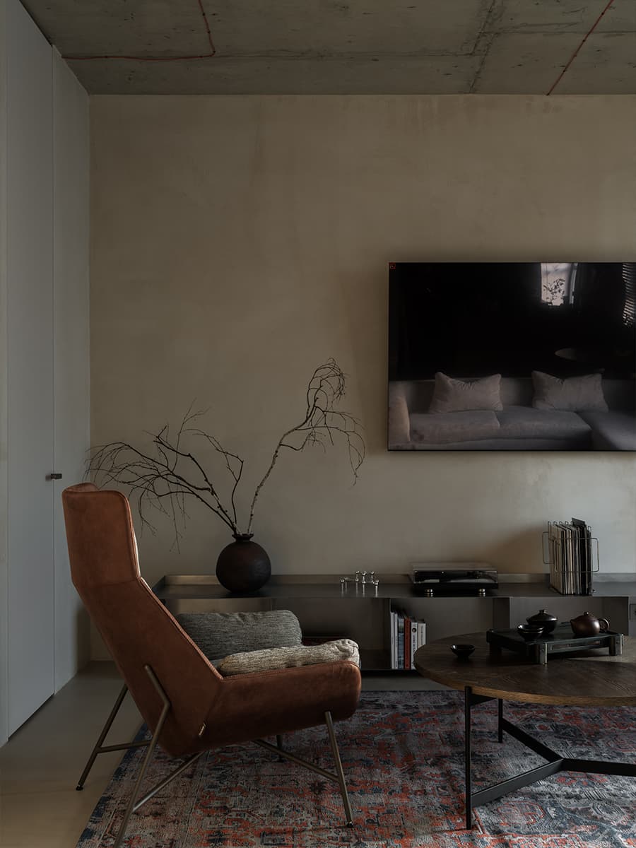 Богатый деталями и декором интерьер с необычной штукатуркой — проект студии Amirova Design