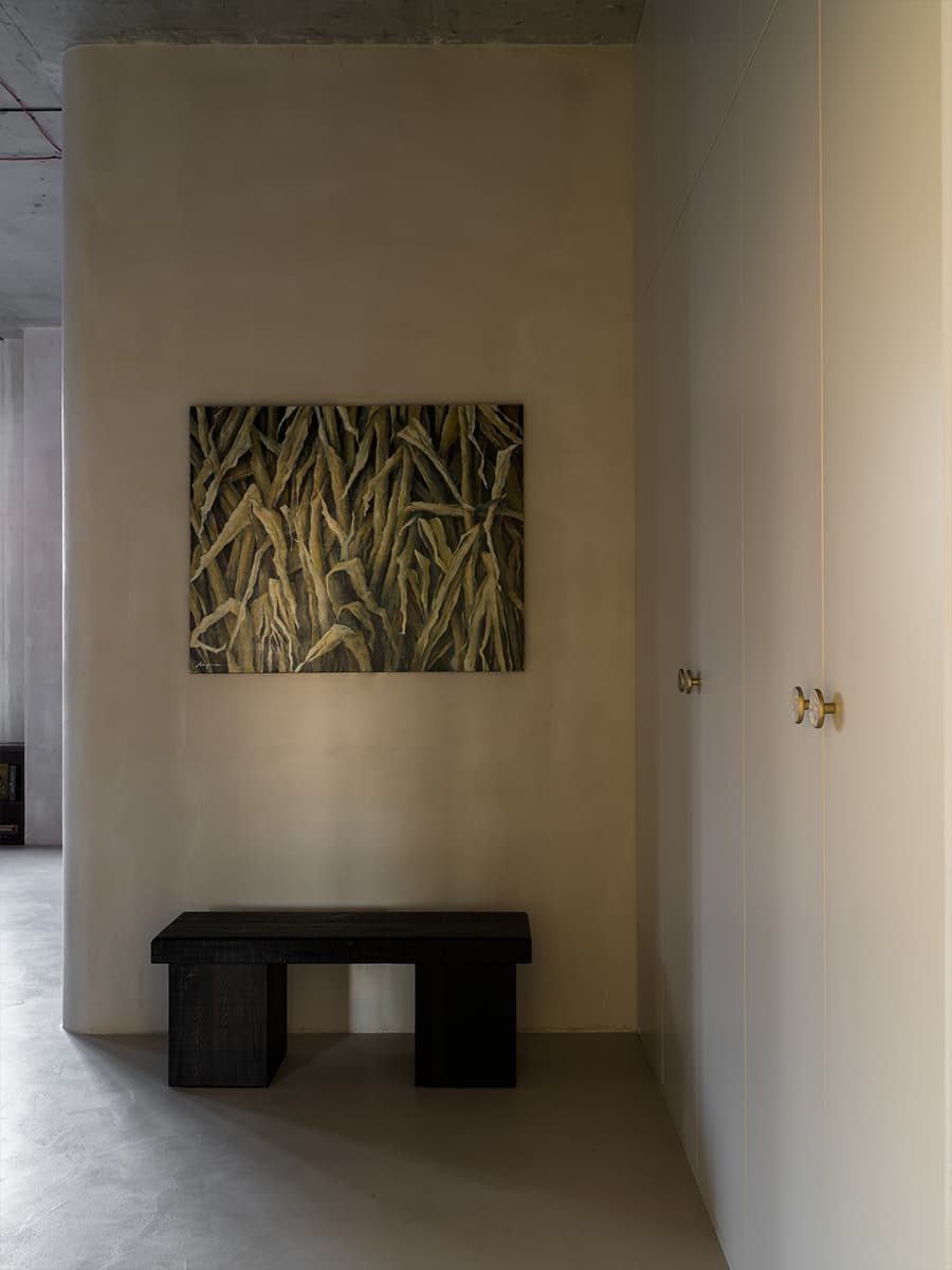 Богатый деталями и декором интерьер с необычной штукатуркой — проект студии Amirova Design