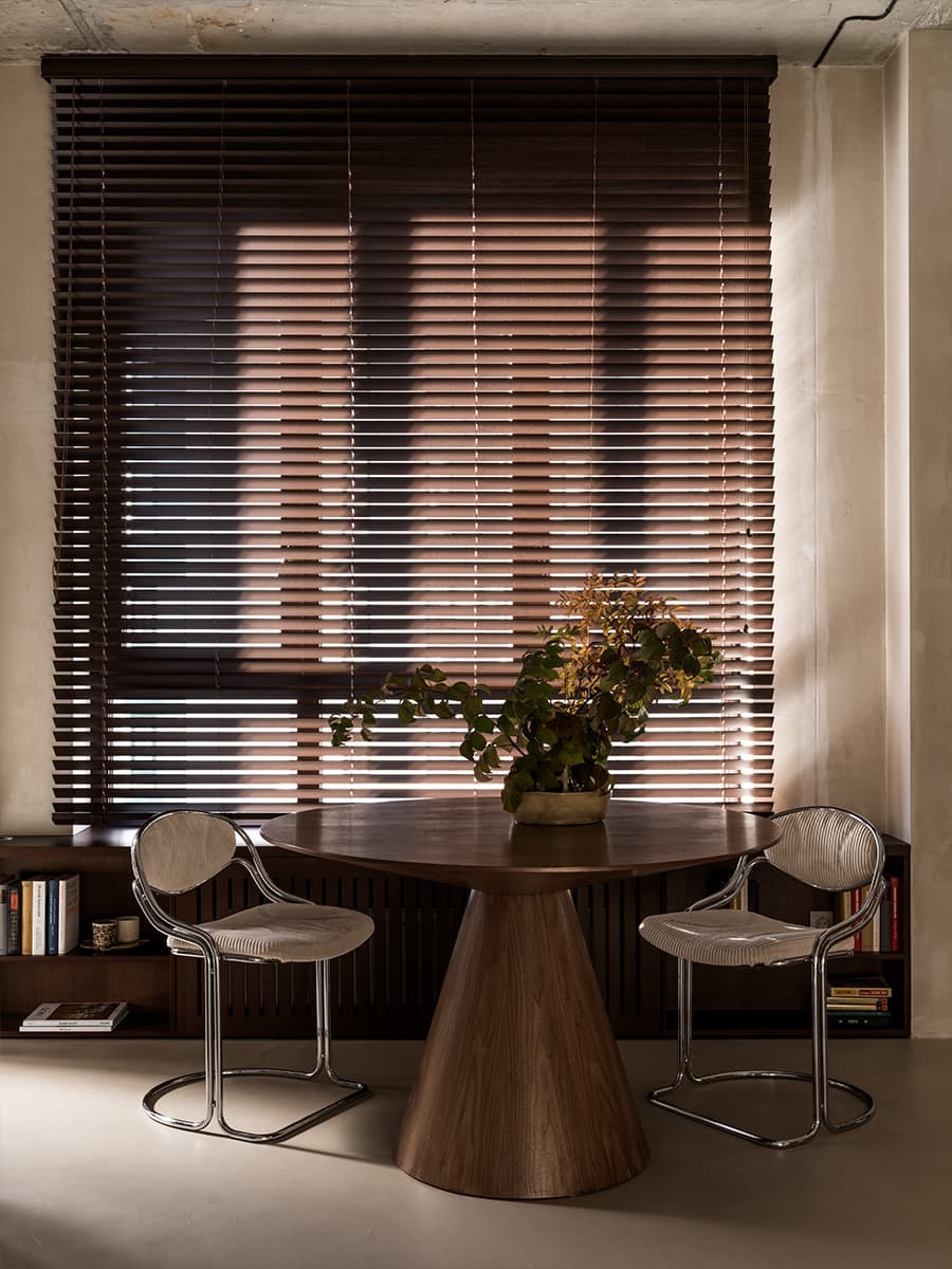 Богатый деталями и декором интерьер с необычной штукатуркой — проект студии Amirova Design