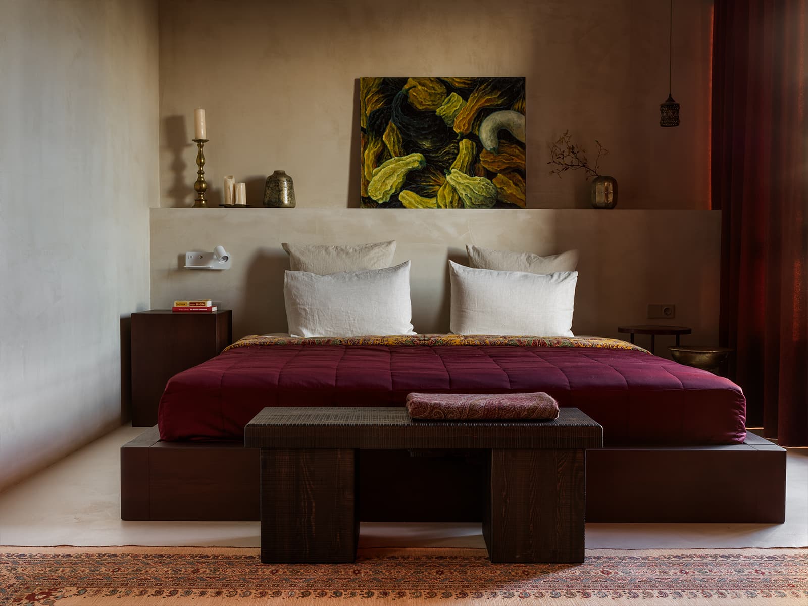 Богатый деталями и декором интерьер с необычной штукатуркой — проект студии Amirova Design w3