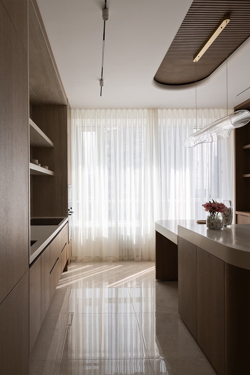 Обволакивающий интерьер «женской» квартиры с золотистыми акцентами — проект студии Room Design