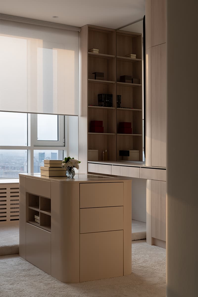 Обволакивающий интерьер «женской» квартиры с золотистыми акцентами — проект студии Room Design w3