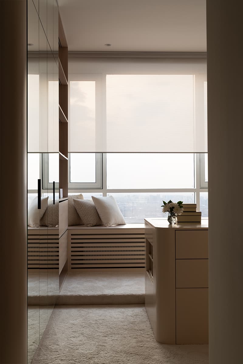 Обволакивающий интерьер «женской» квартиры с золотистыми акцентами — проект студии Room Design