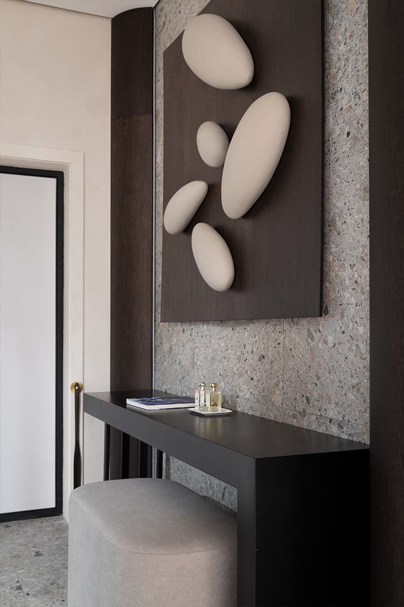 Обволакивающий интерьер «женской» квартиры с золотистыми акцентами — проект студии Room Design