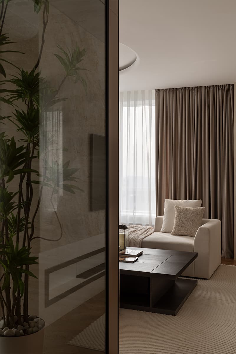 Обволакивающий интерьер «женской» квартиры с золотистыми акцентами — проект студии Room Design