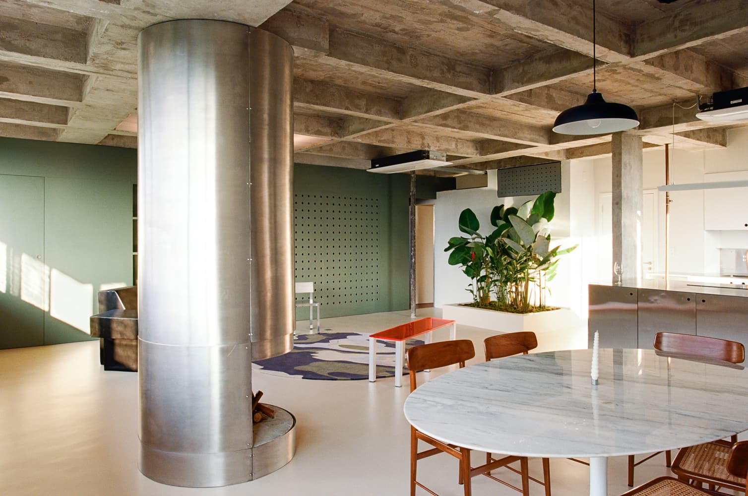 Шкафы как элемент зонирования в интерьере просторной бразильской квартиры — проект Луиза Солано