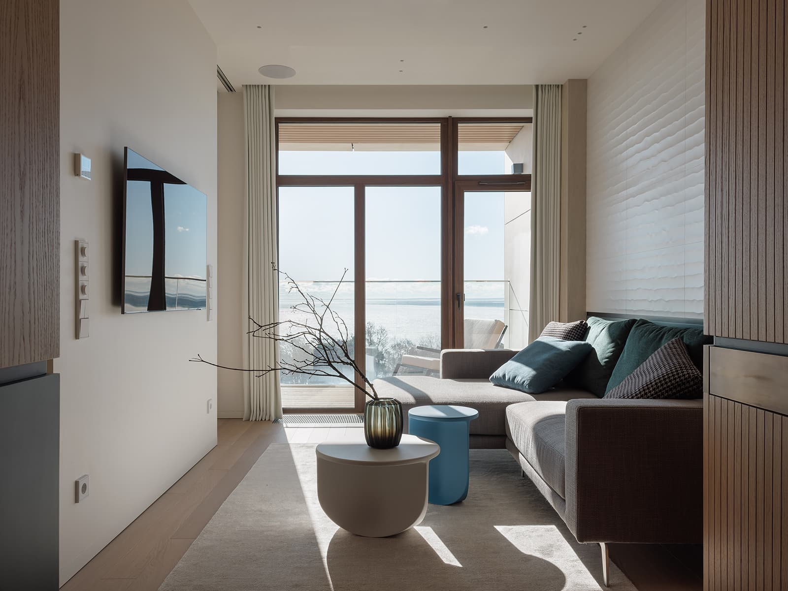 Наполненный теплом интерьер квартиры на берегу Финского залива — проект Background Studio