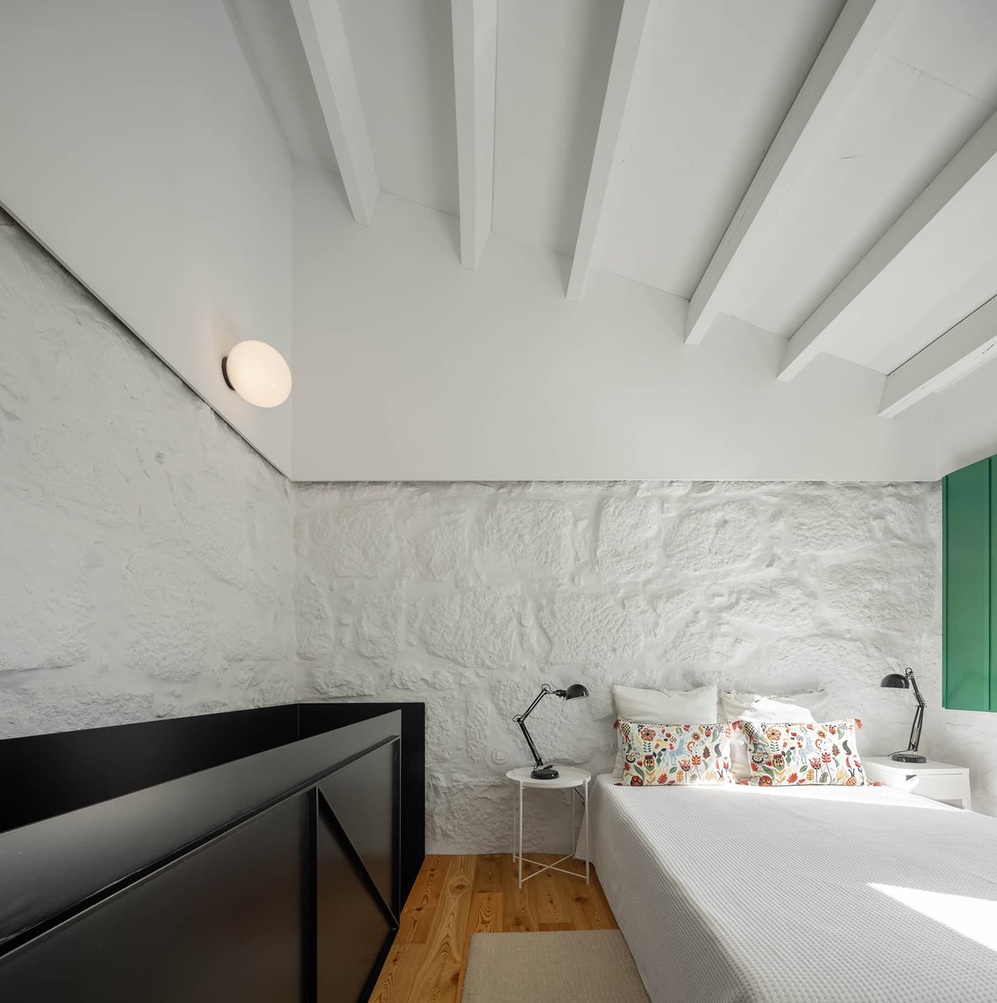 Яркие оконные откосы в интерьере крошечной двухэтажной квартиры в Порту — проект студии Spaceworkers