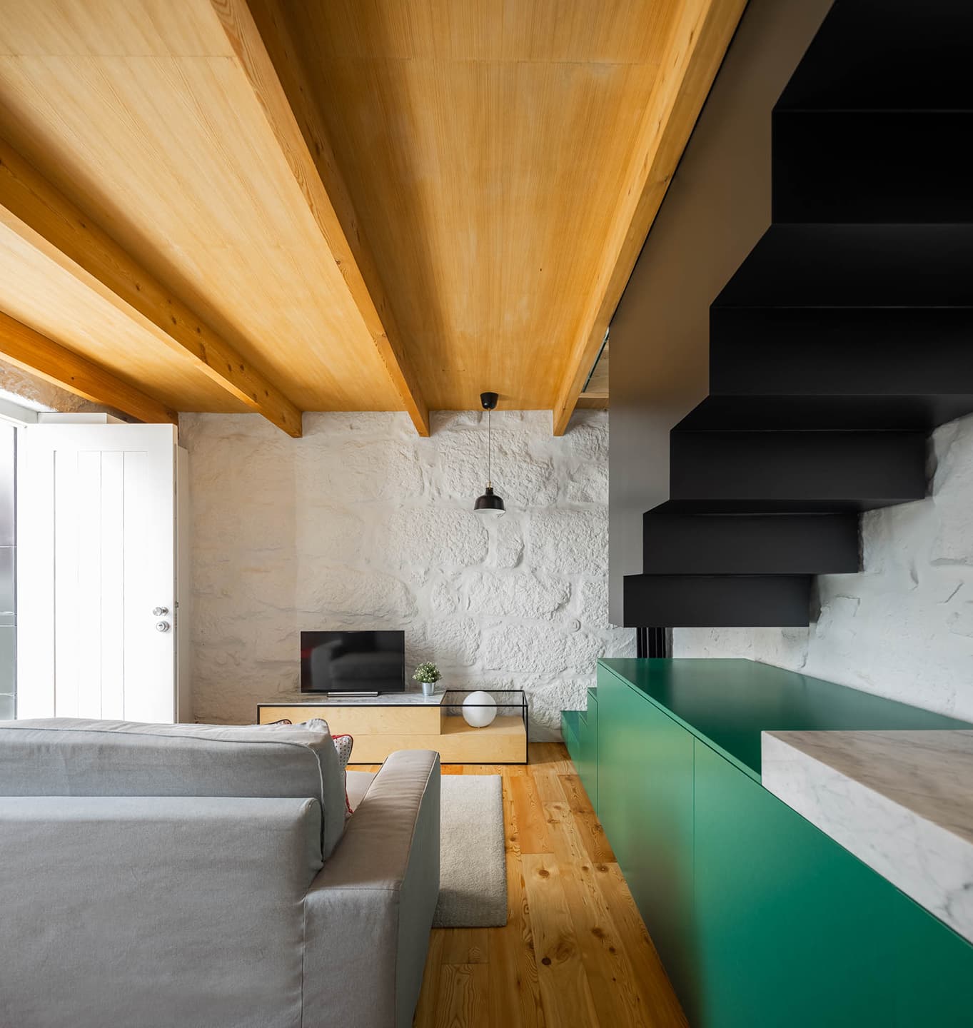 Яркие оконные откосы в интерьере крошечной двухэтажной квартиры в Порту — проект студии Spaceworkers