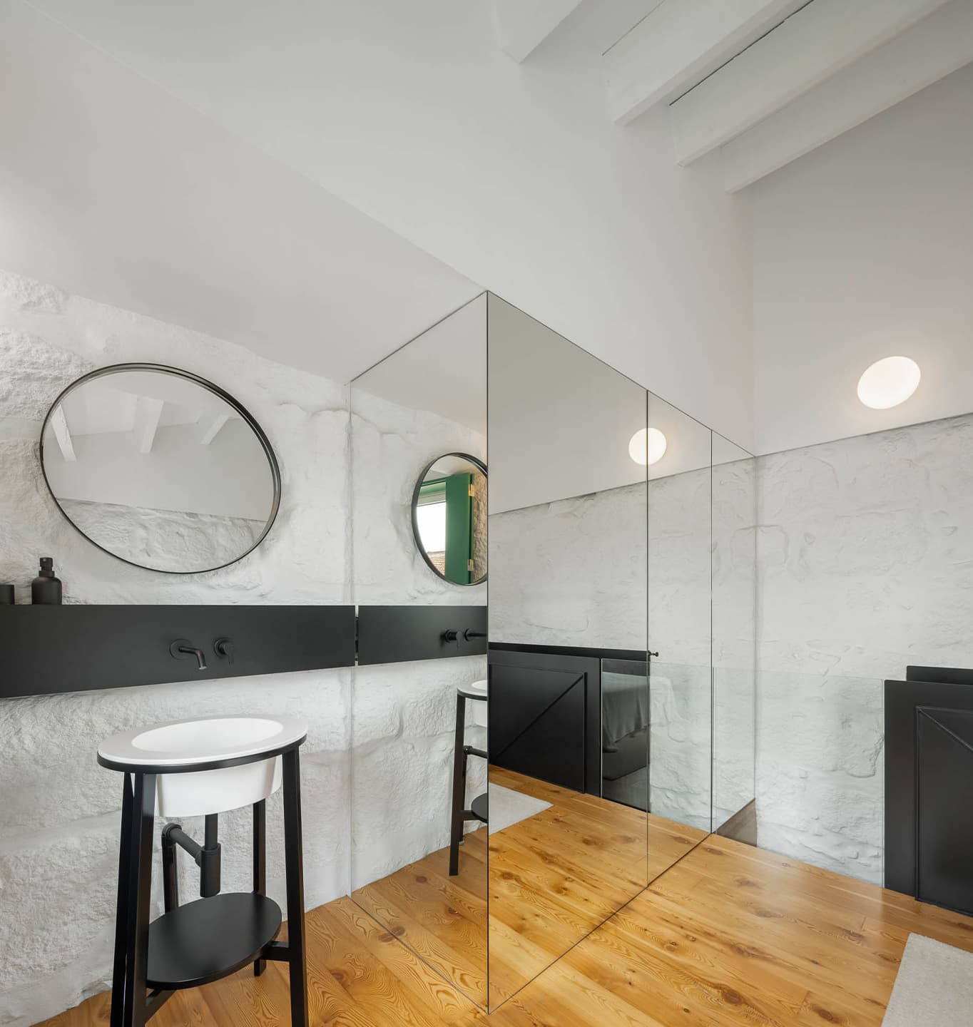 Яркие оконные откосы в интерьере крошечной двухэтажной квартиры в Порту — проект студии Spaceworkers