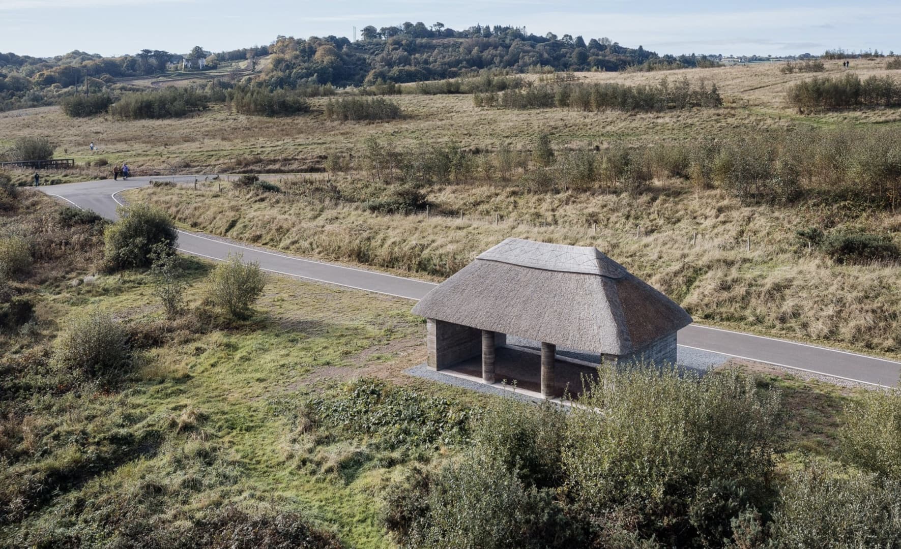 Fuinneamh Workshop Architects построили укрытие из природных материалов в ирландском парке Fuinneamh Workshop Architects построили укрытие из природных материалов в ирландском парке