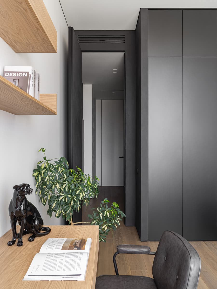 Монохром, черные стеновые панели и лаконичные светильники в квартире для холостяка — проект Артема Алексеева