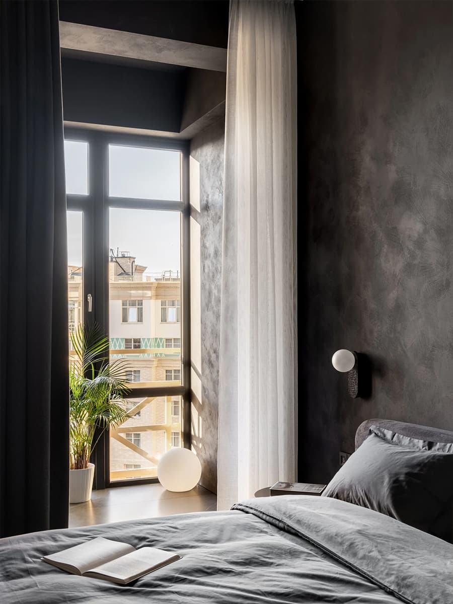 Монохром, черные стеновые панели и лаконичные светильники в квартире для холостяка — проект Артема Алексеева