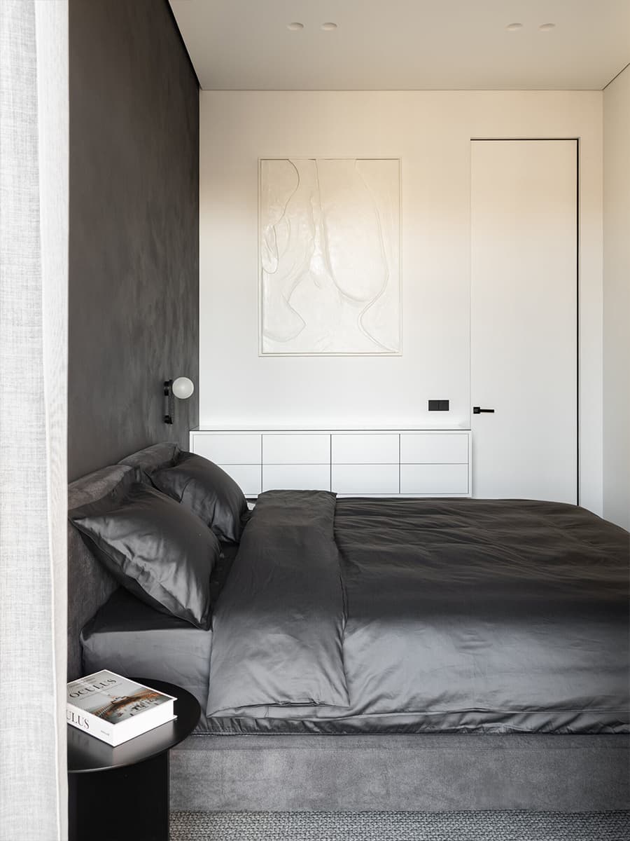 Монохром, черные стеновые панели и лаконичные светильники в квартире для холостяка — проект Артема Алексеева