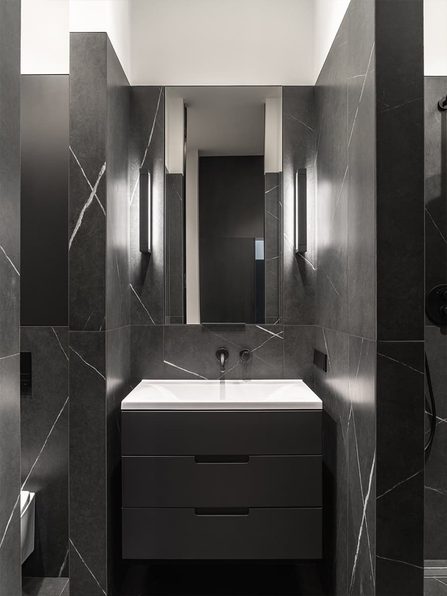 Монохром, черные стеновые панели и лаконичные светильники в квартире для холостяка — проект Артема Алексеева