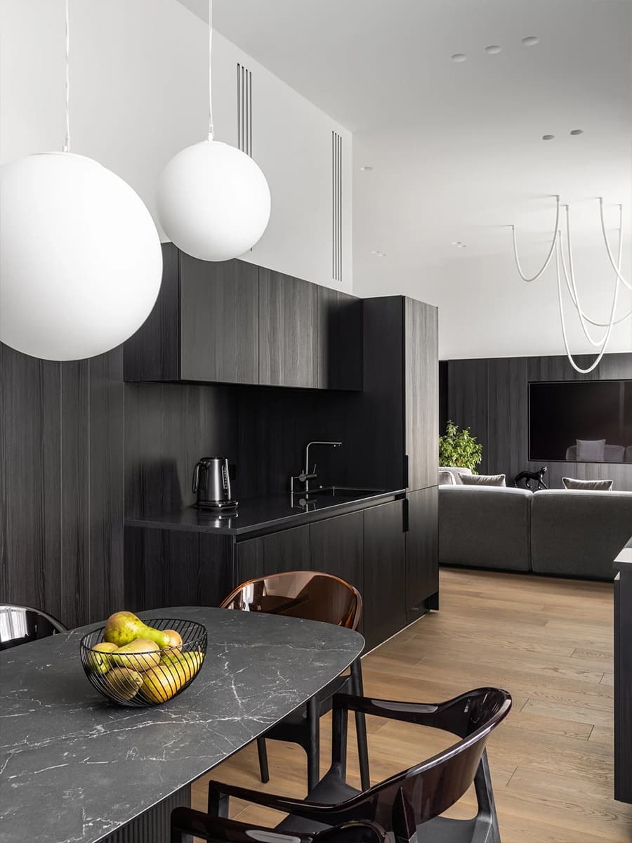 Монохром, черные стеновые панели и лаконичные светильники в квартире для холостяка — проект Артема Алексеева