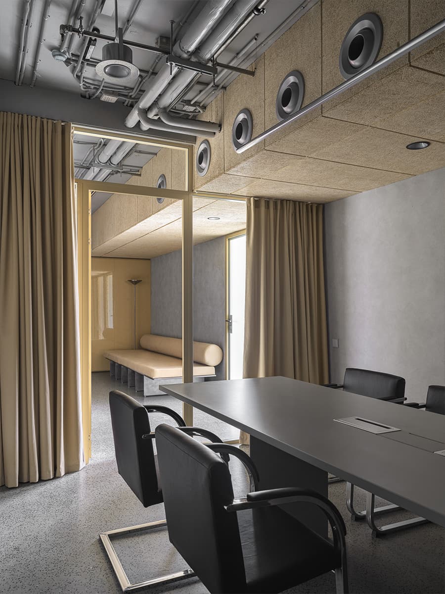 Бетон, фанера и глянцевые фасады мебели в интерьере московского офиса — проект бюро .dpt