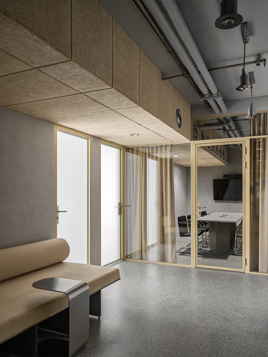 Бетон, фанера и глянцевые фасады мебели в интерьере московского офиса — проект бюро .dpt