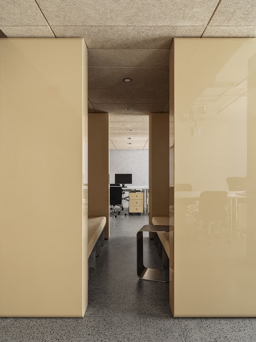 Бетон, фанера и глянцевые фасады мебели в интерьере московского офиса — проект бюро .dpt