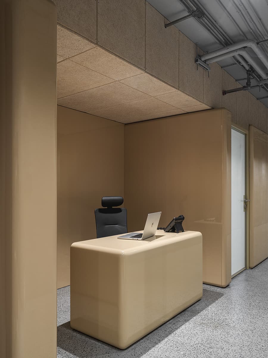 Бетон, фанера и глянцевые фасады мебели в интерьере московского офиса — проект бюро .dpt
