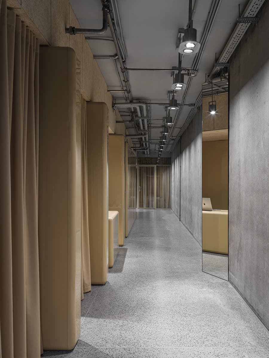 Бетон, фанера и глянцевые фасады мебели в интерьере московского офиса — проект бюро .dpt