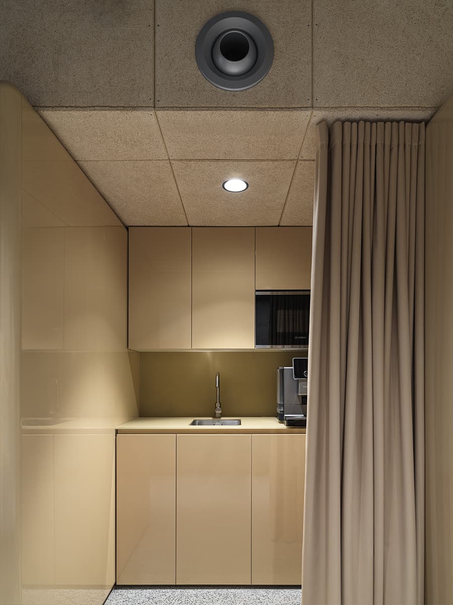 Бетон, фанера и глянцевые фасады мебели в интерьере московского офиса — проект бюро .dpt