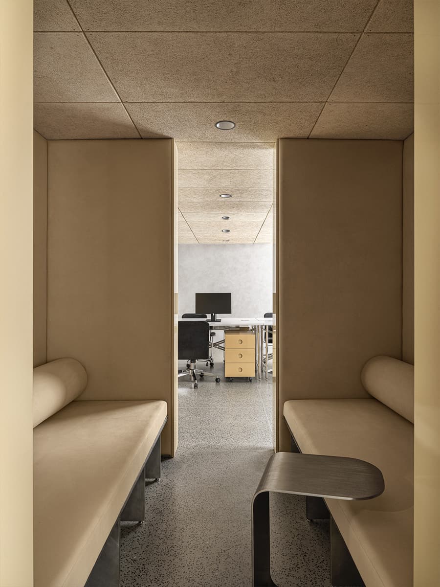 Бетон, фанера и глянцевые фасады мебели в интерьере московского офиса — проект бюро .dpt