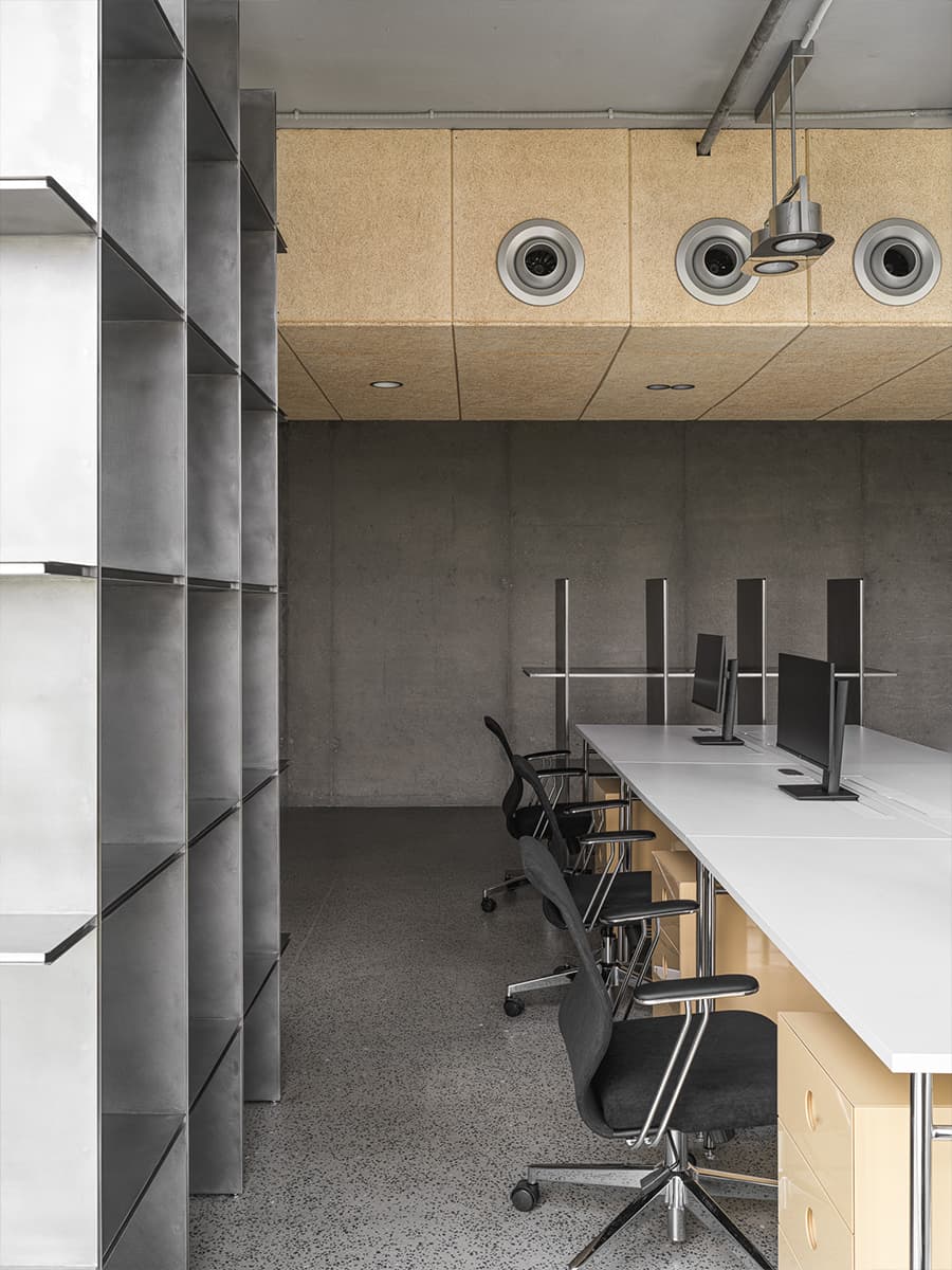 Бетон, фанера и глянцевые фасады мебели в интерьере московского офиса — проект бюро .dpt w3