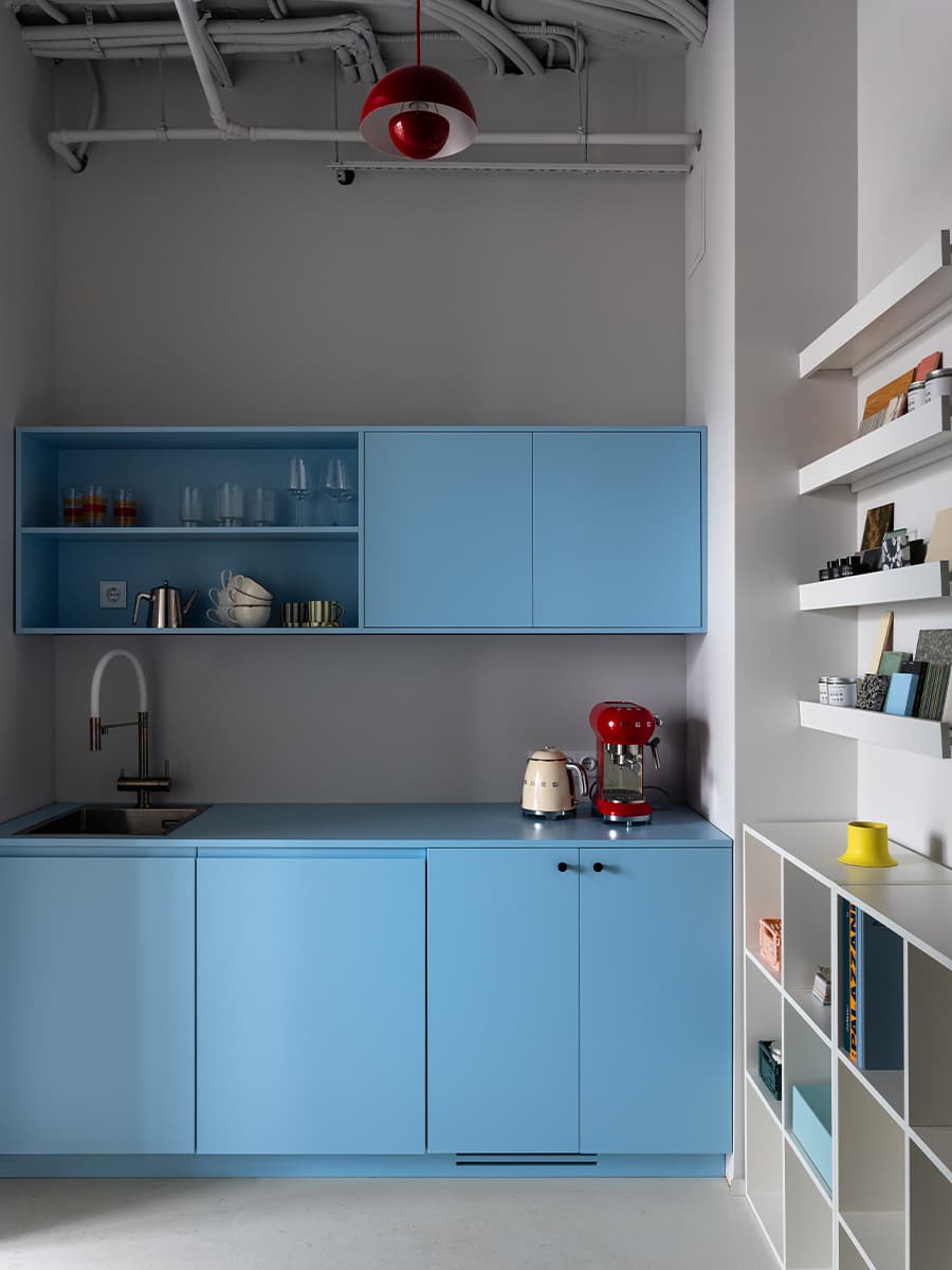 Эклектичный и яркий интерьер офиса дизайн-студии — проект студии DSGN HUB