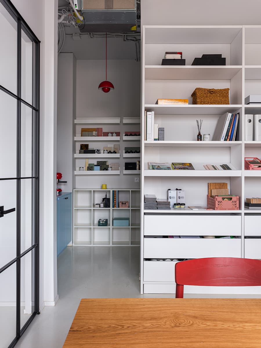 Эклектичный и яркий интерьер офиса дизайн-студии — проект студии DSGN HUB