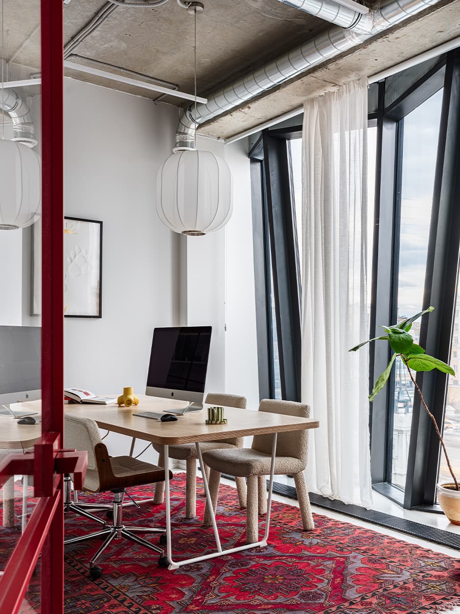 Эклектичный и яркий интерьер офиса дизайн-студии — проект студии DSGN HUB