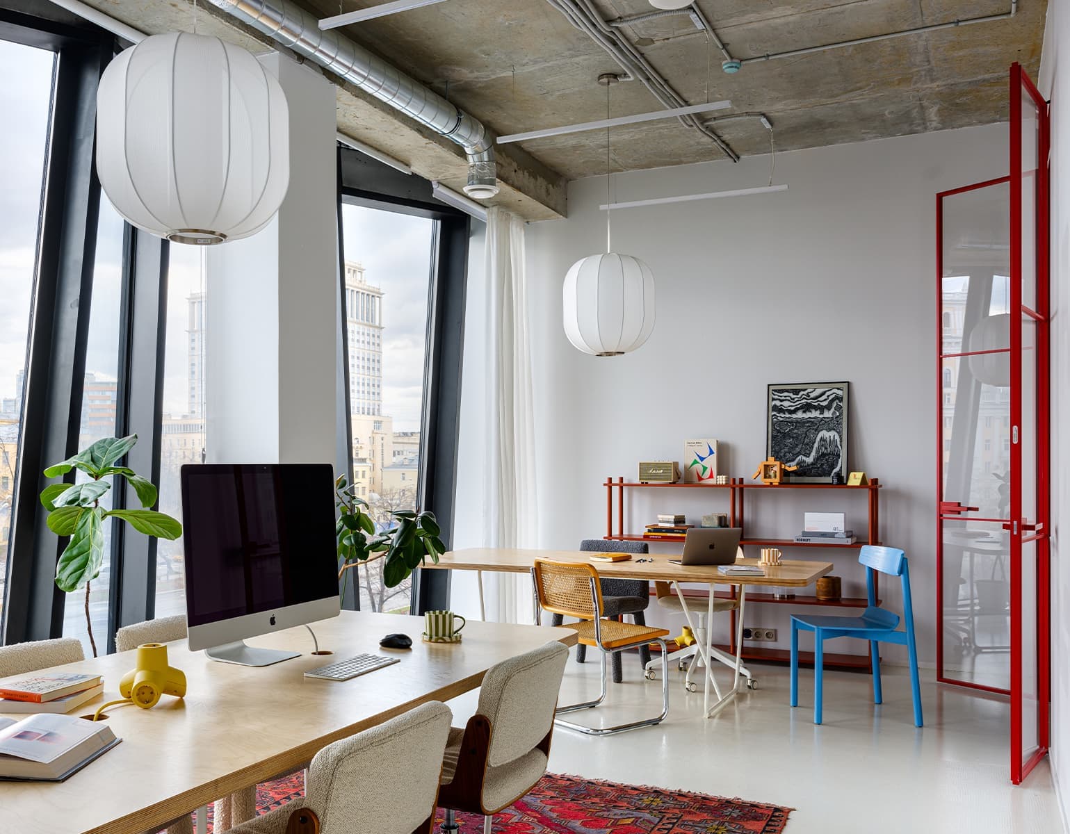 Эклектичный и яркий интерьер офиса дизайн-студии — проект студии DSGN HUB