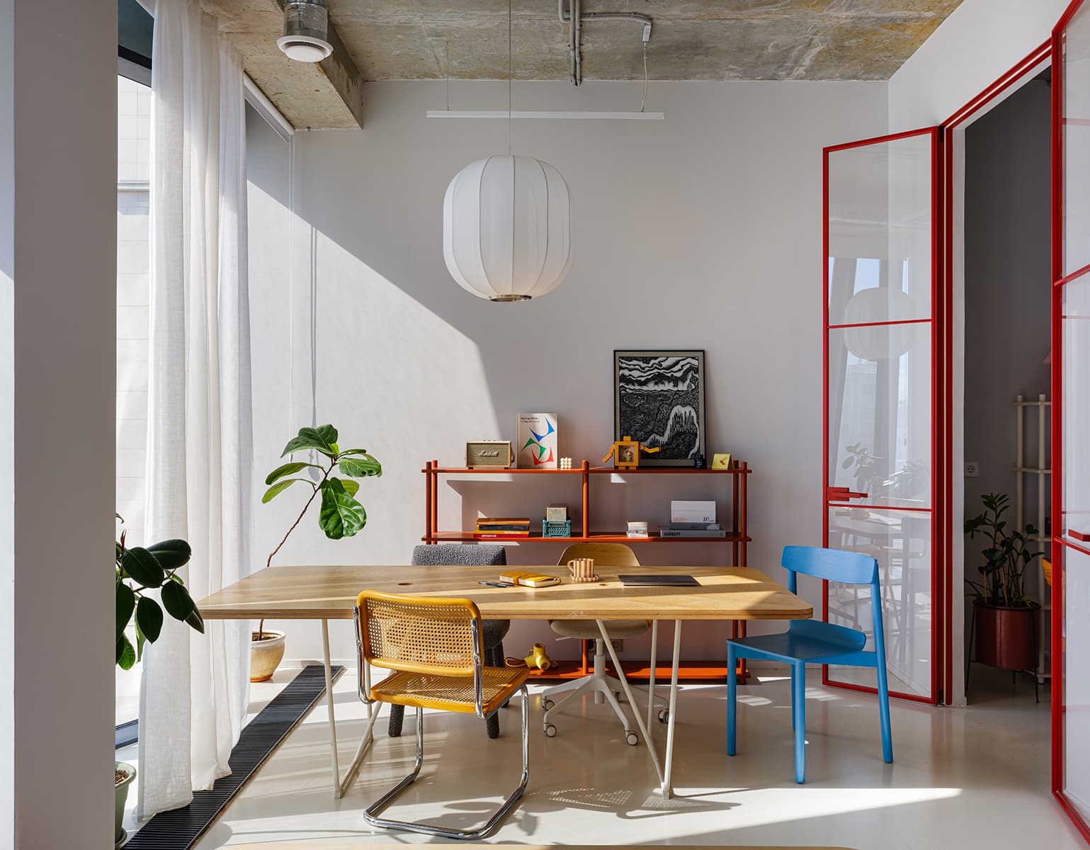 Эклектичный и яркий интерьер офиса дизайн-студии — проект студии DSGN HUB