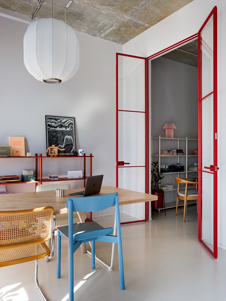 Эклектичный и яркий интерьер офиса дизайн-студии — проект студии DSGN HUB