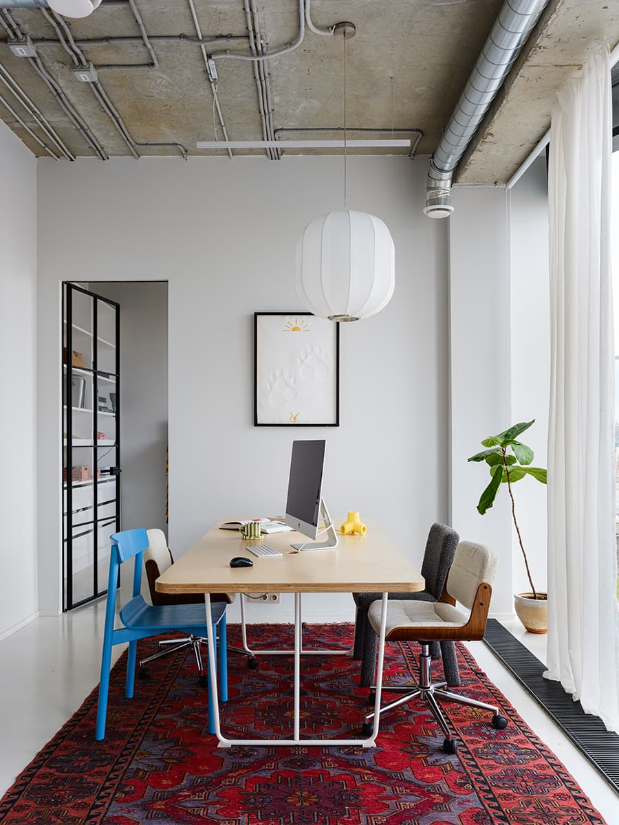 Эклектичный и яркий интерьер офиса дизайн-студии — проект студии DSGN HUB