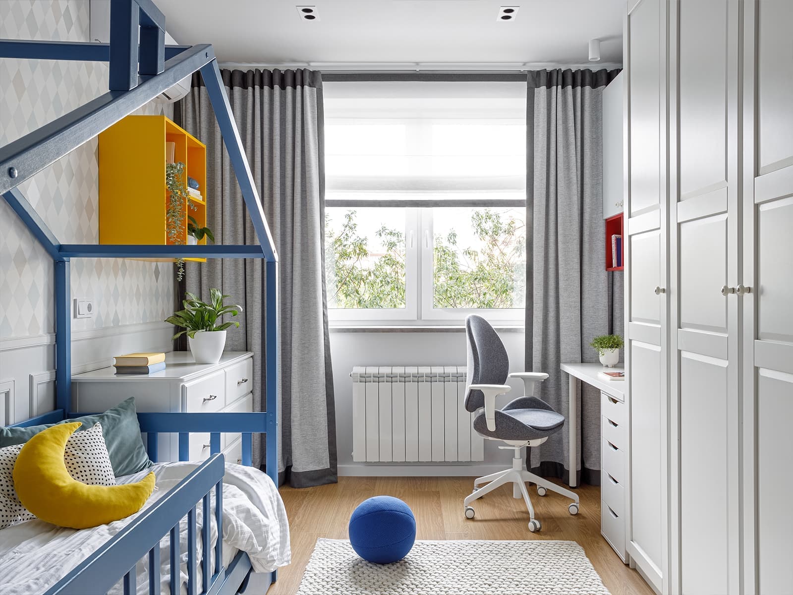 Оттенки синего, кораллового и бирюзового в квартире для семьи моряка — проект студии Rыба Дизайн