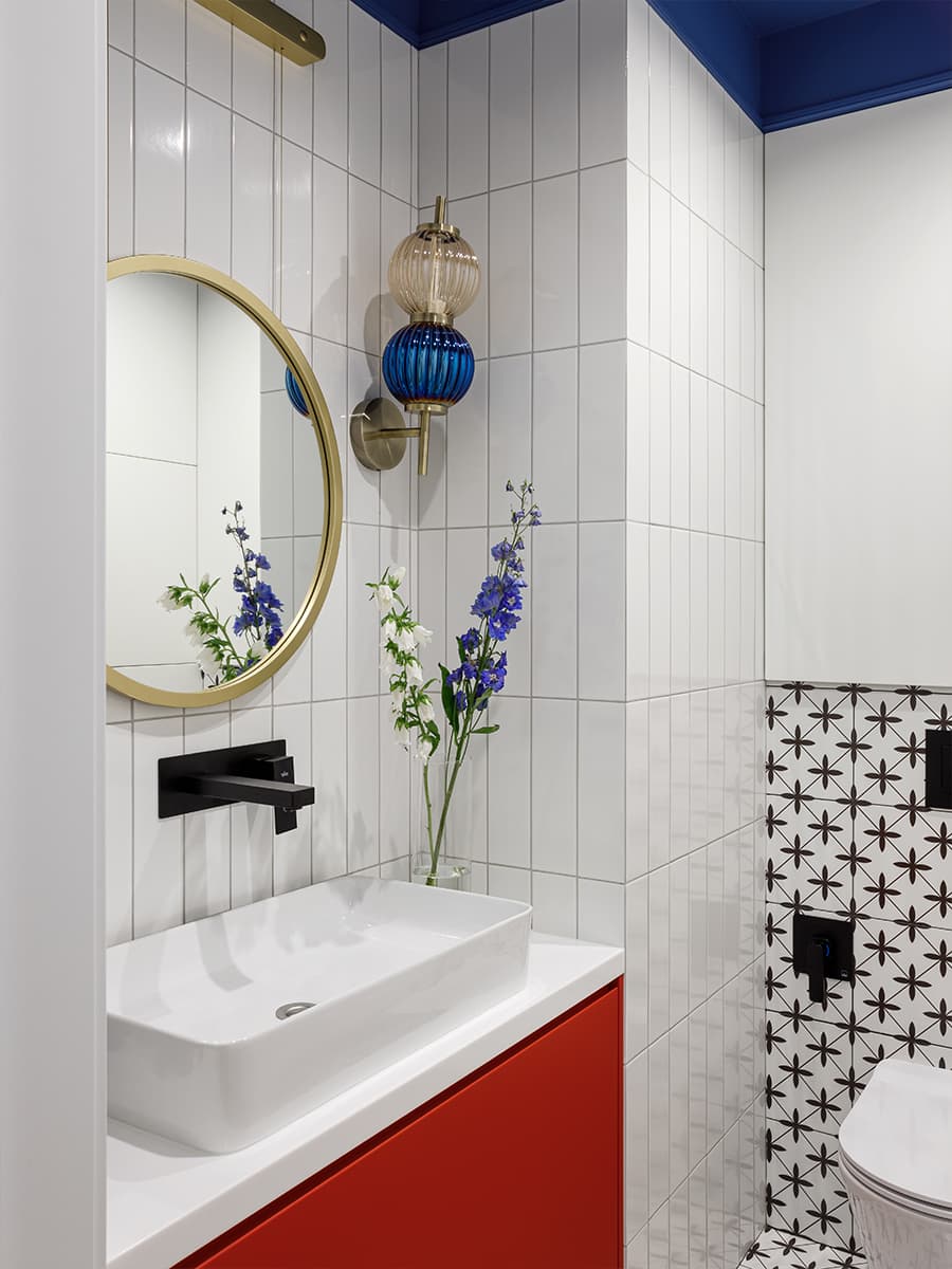 Оттенки синего, кораллового и бирюзового в квартире для семьи моряка — проект студии Rыба Дизайн