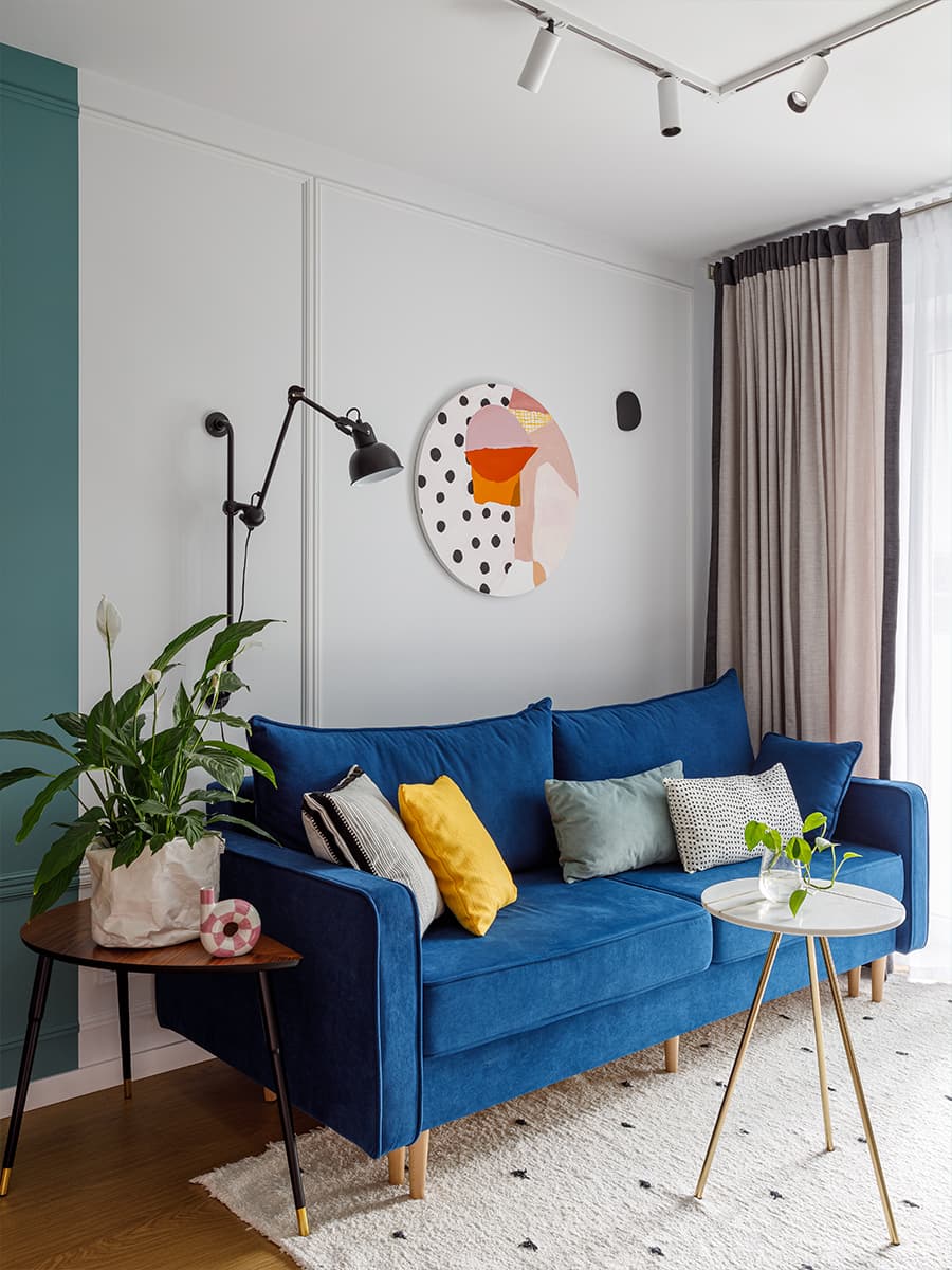 Оттенки синего, кораллового и бирюзового в квартире для семьи моряка — проект студии Rыба Дизайн