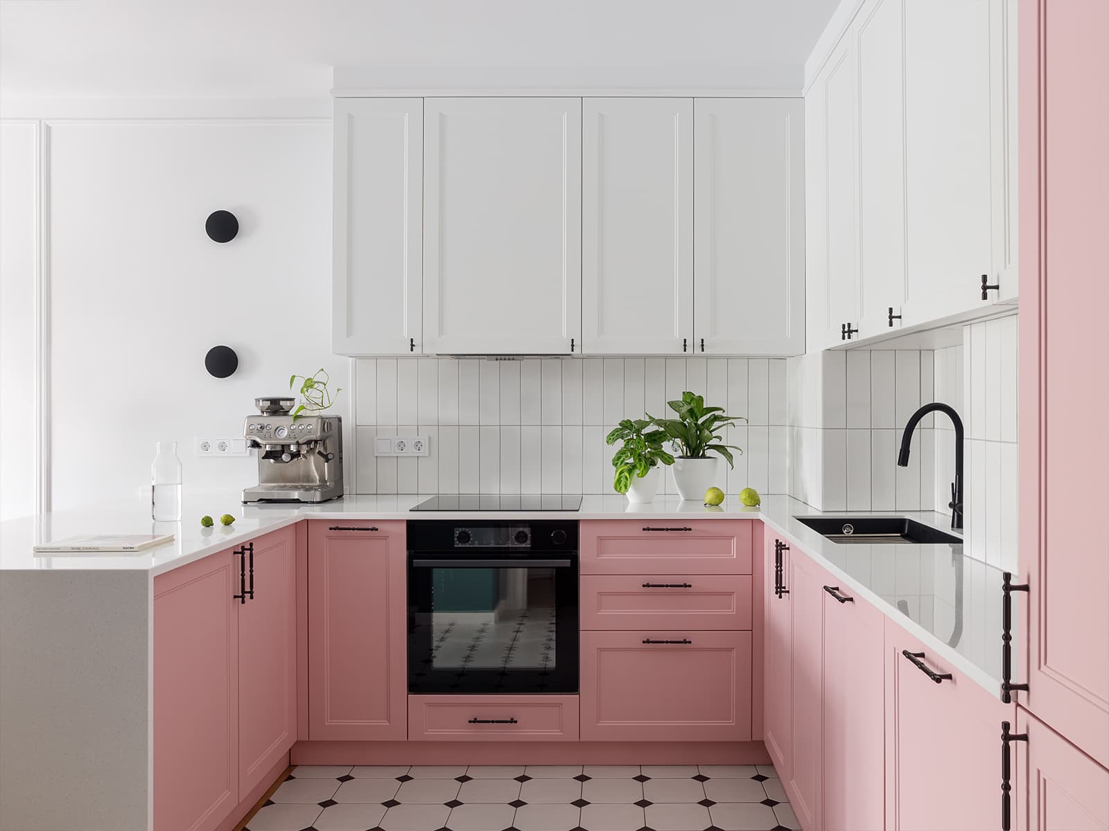 Оттенки синего, кораллового и бирюзового в квартире для семьи моряка — проект студии Rыба Дизайн