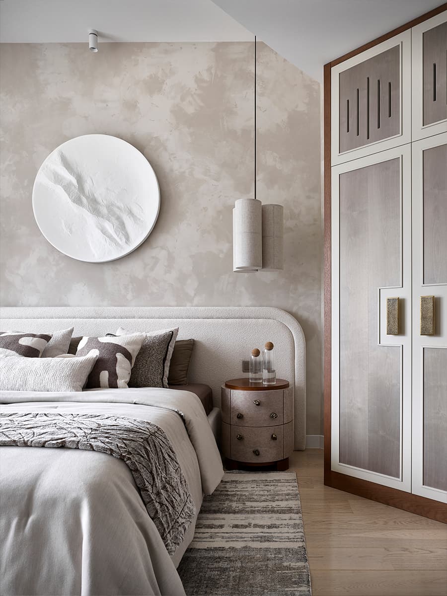 Медитативный теплый интерьер квартиры в шумной столице — проект студии DESIGN IS FINE