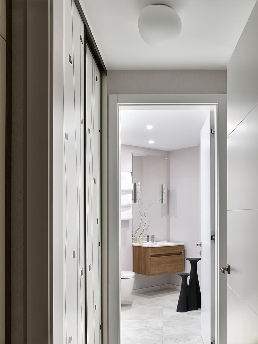 Медитативный теплый интерьер квартиры в шумной столице — проект студии DESIGN IS FINE