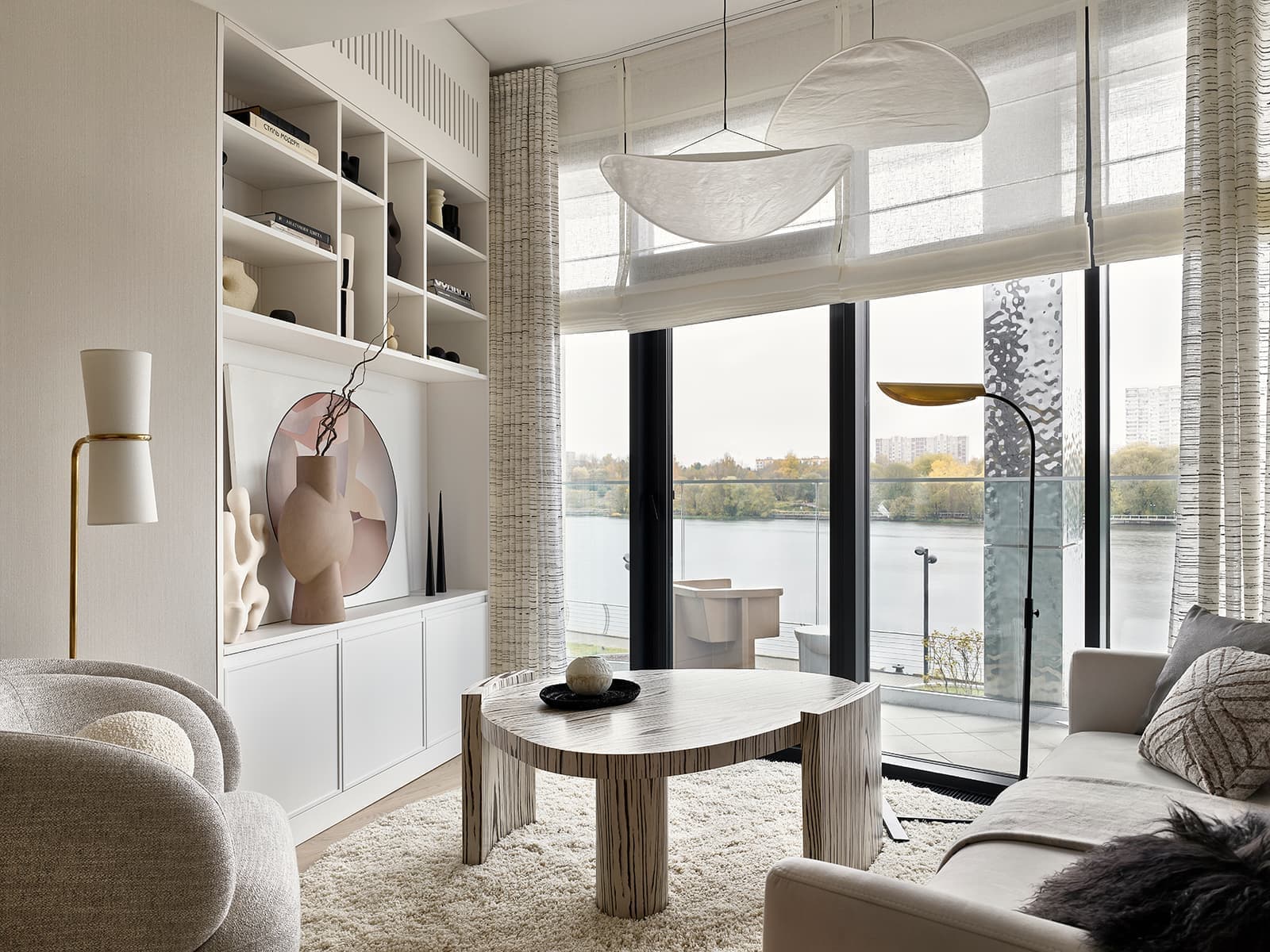 Медитативный теплый интерьер квартиры в шумной столице — проект студии DESIGN IS FINE