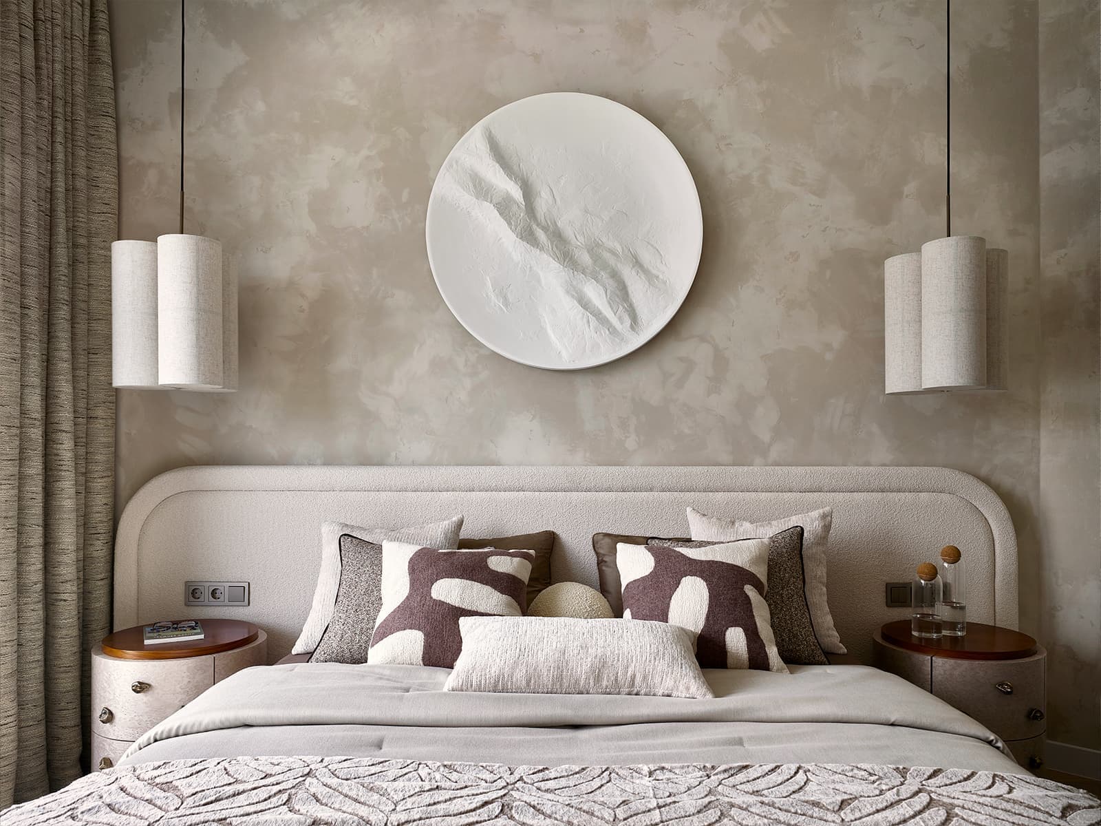 Медитативный теплый интерьер квартиры в шумной столице — проект студии DESIGN IS FINE