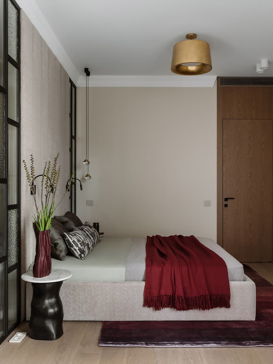 Теплый семейный интерьер квартиры с точечными вкраплениями цвета — проект Анны Мизюра