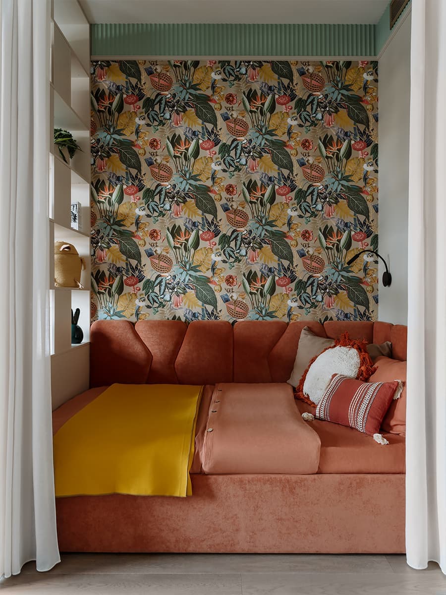 Теплый семейный интерьер квартиры с точечными вкраплениями цвета — проект Анны Мизюра