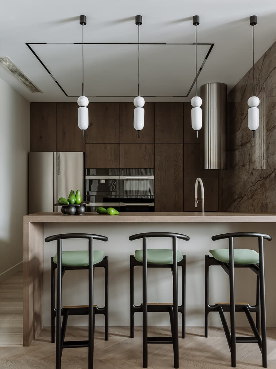 Теплый семейный интерьер квартиры с точечными вкраплениями цвета — проект Анны Мизюра