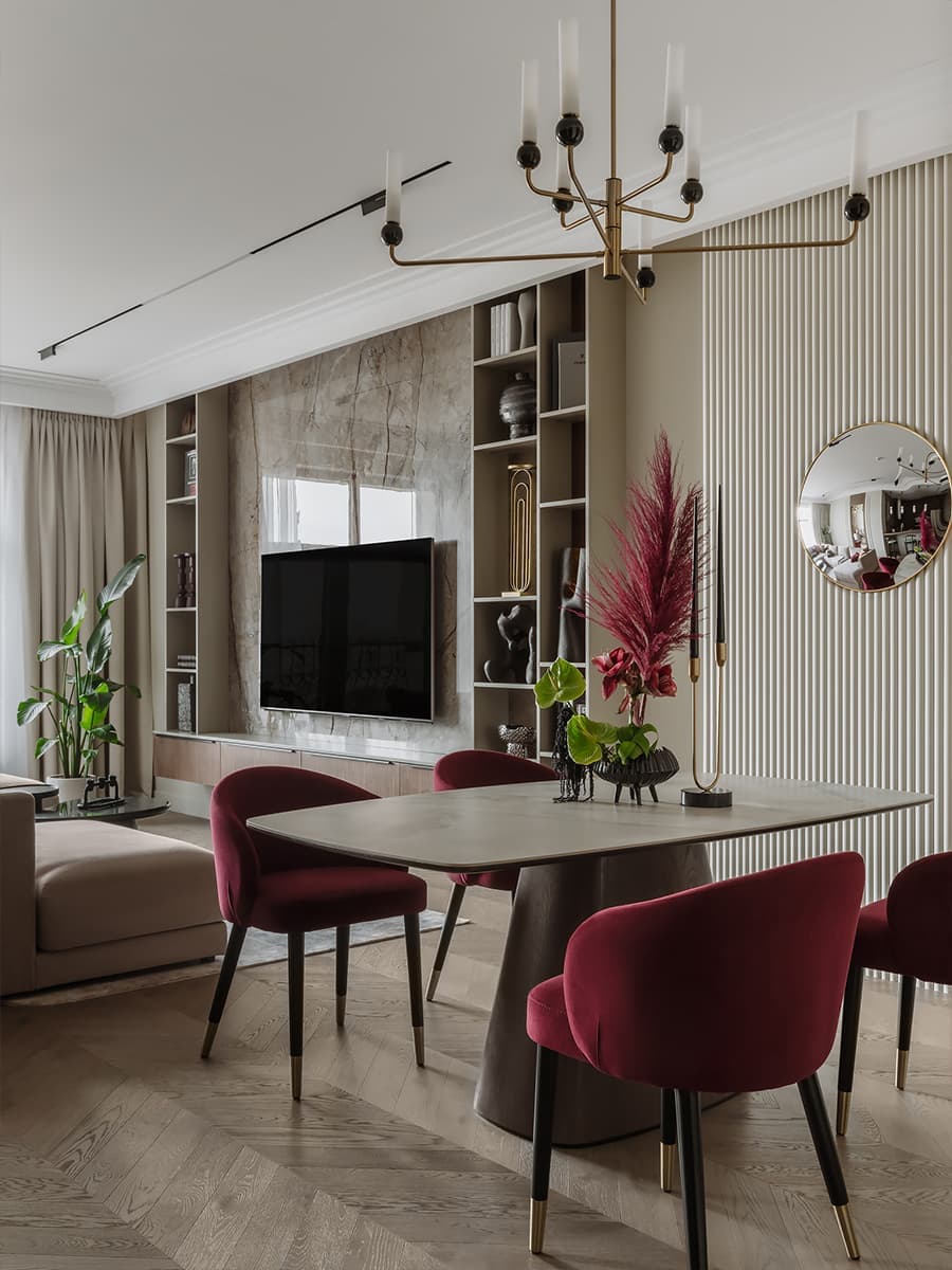 Теплый семейный интерьер квартиры с точечными вкраплениями цвета — проект Анны Мизюра