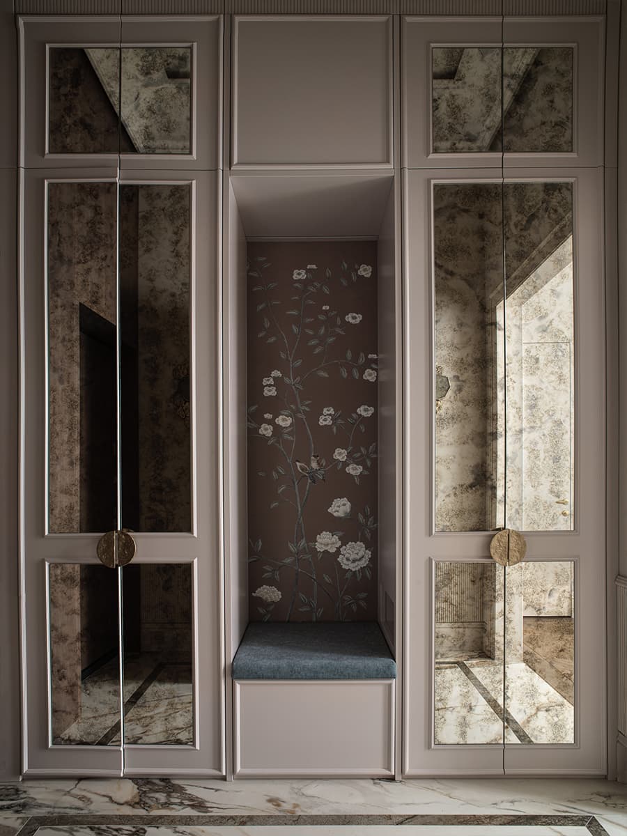 Классика и узорчатые обои в интерьере квартиры для девушки — проект DIB.architects