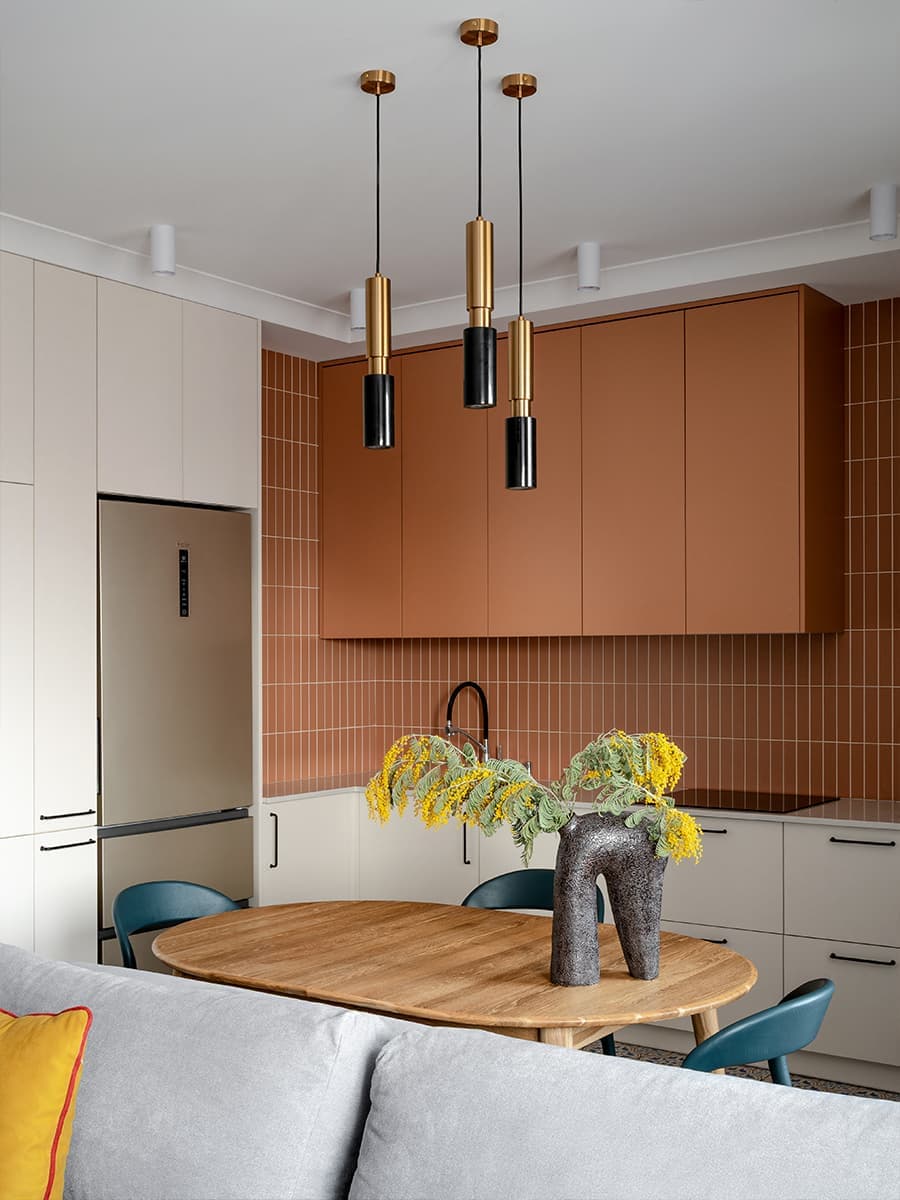 Теплая терракота и травянистые оттенки в интерьере для сотрудников киноиндустрии — проект бюро Archiline